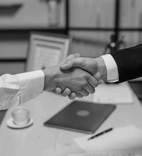 Üzleti kézfogás egy sikeres találkozó után, amely a személyes weboldal készítési partnerséget és SEO konzultációt jelképezi Nyíregyházán, Debrecenben és Kelet-Magyarországon.