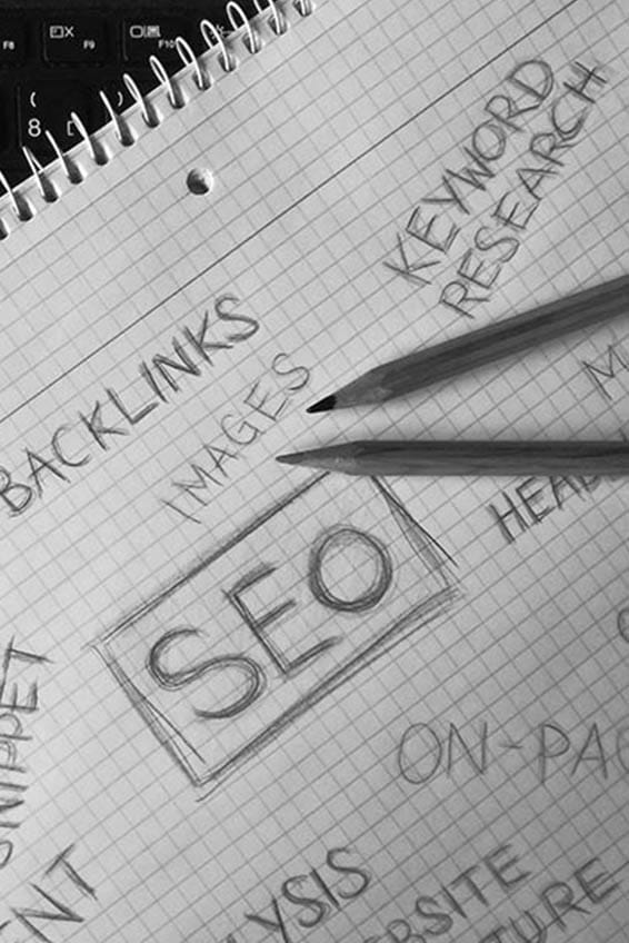 Jegyzetfüzet SEO és kulcsszókutatás vázlatokkal, ami a magas vásárlási szándékú, olcsóbb konverziót hozó kulcsszavak adatvezérelt felkutatását jelenti.