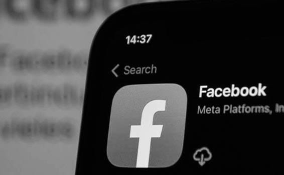 A Facebook alkalmazás egy okostelefonon, amely a fejlett Meta Pixel integrációt és az elveszített érdeklődők visszacsábítását célzó cross-platform remarketing stratégiát szemlélteti.