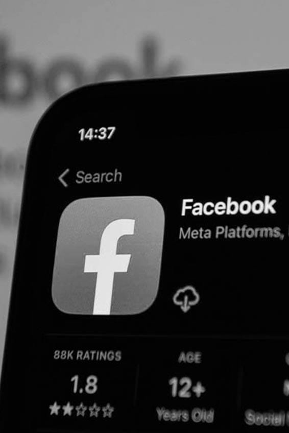 A Facebook alkalmazás egy okostelefonon, amely a fejlett Meta Pixel integrációt és az elveszített érdeklődők visszacsábítását célzó cross-platform remarketing stratégiát szemlélteti.