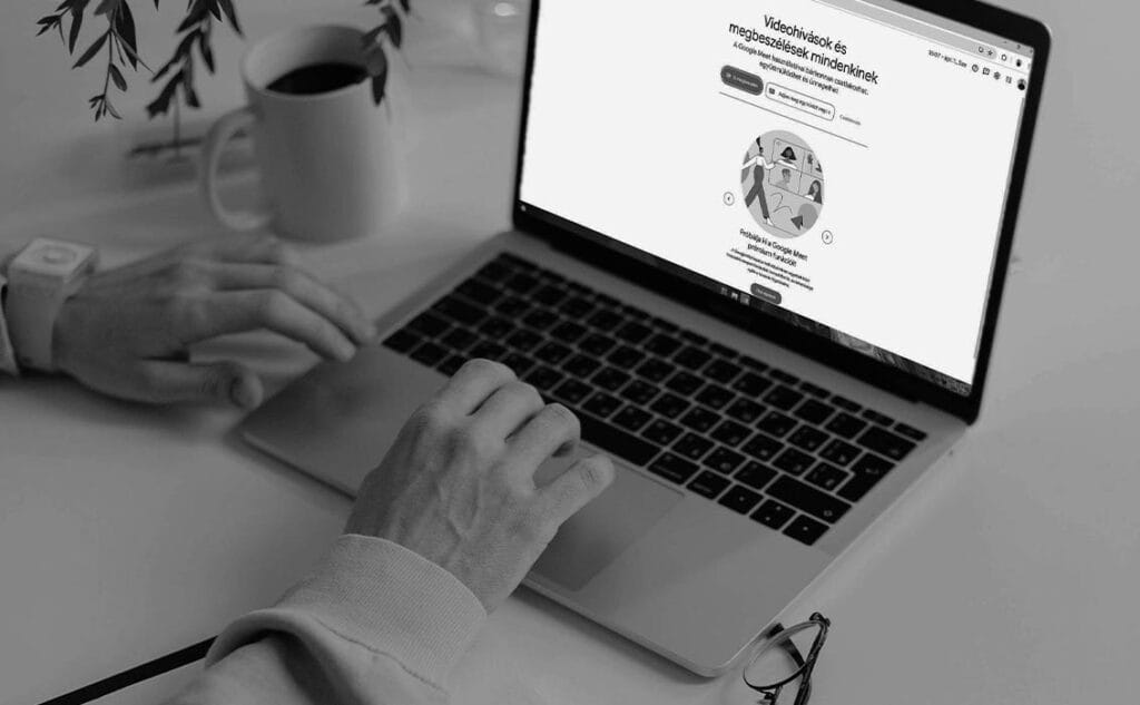 Online videókonferencia egy laptopon, amely a zökkenőmentes, országos weboldal készítést és online tanácsadást mutatja be Budapesten és vidéken egyaránt.