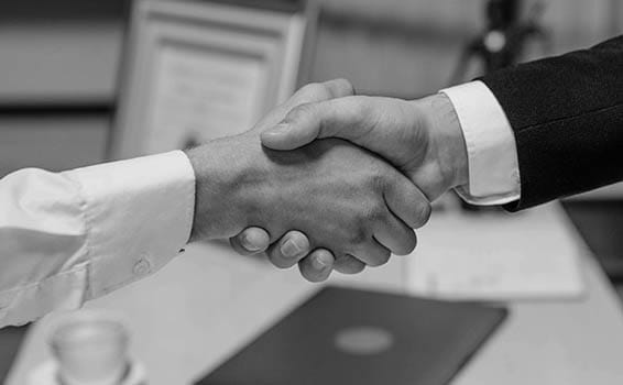 Üzleti kézfogás egy sikeres találkozó után, amely a személyes weboldal készítési partnerséget és SEO konzultációt jelképezi Nyíregyházán, Debrecenben és Kelet-Magyarországon.