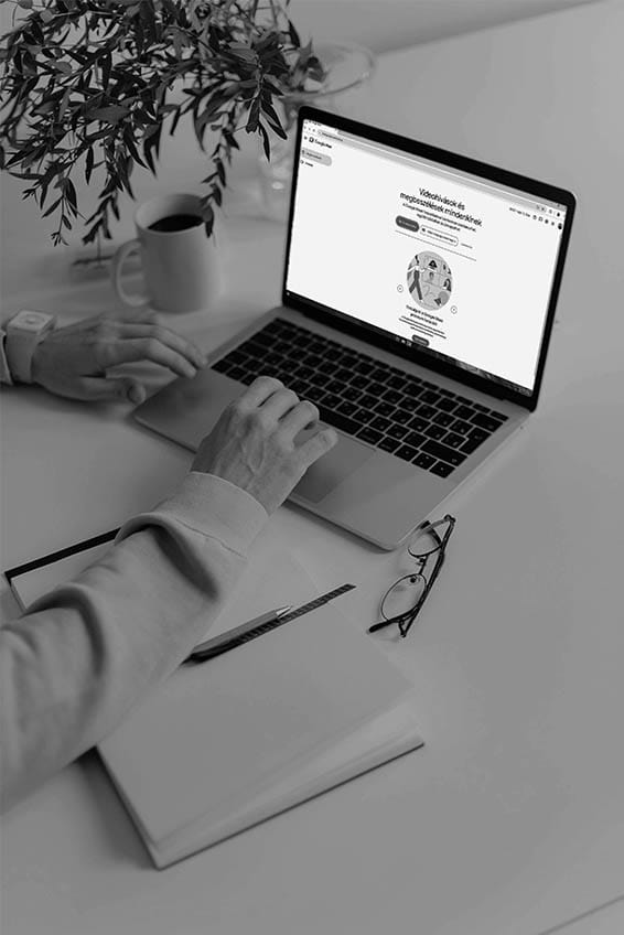 Online videókonferencia egy laptopon, amely a zökkenőmentes, országos weboldal készítést és online tanácsadást mutatja be Budapesten és vidéken egyaránt.