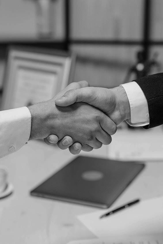 Üzleti kézfogás egy sikeres találkozó után, amely a személyes weboldal készítési partnerséget és SEO konzultációt jelképezi Nyíregyházán, Debrecenben és Kelet-Magyarországon.